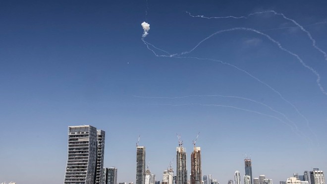 Chứng khoán Israel vượt trội so với các thị trường Trung Đông bất chấp các cuộc chiến trên nhiều mặt trận