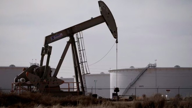 Giá dầu sụt giảm do lo ngại về tình trạng dư cung