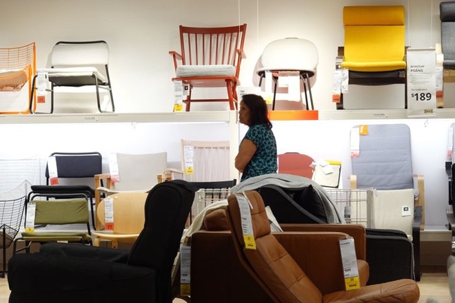 Tổng thống Trump hoãn tăng thuế đối với đồ nội thất bọc nệm và tủ bếp thêm 1 năm