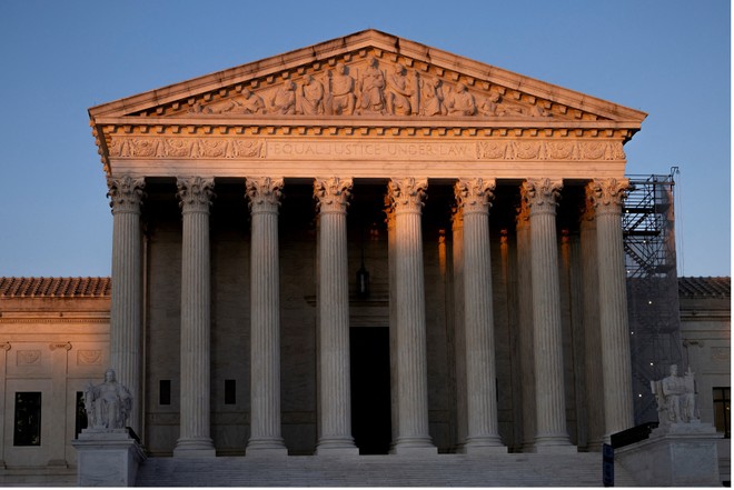 Thị trường đối mặt rủi ro mới trước phán quyết về quyền áp thuế khẩn cấp của Tổng thống Trump