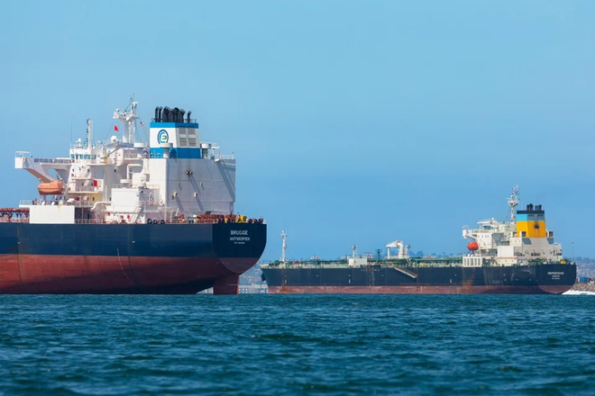 Eo biển Hormuz mở cửa trở lại đang làm thị trường dầu mỏ tràn ngập nguồn cung