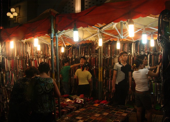 Một số loại phí, lệ phí chưa đúng thẩm quyền khi chưa được cơ quan có thẩm quyền quyết định thu như: lệ phí cấp chứng chỉ an toàn đối với doanh nghiệp kinh doanh đường sắt, phí chợ đêm, phí chợ tạm...