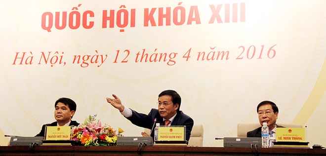 Đại biểu Quốc hội chụp ảnh Chủ tịch Quốc hội tuyên thệ nhậm chức là… bình thường