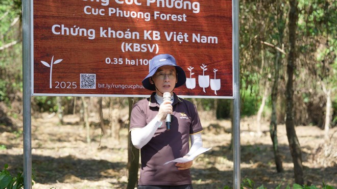 Ông Park Kang Hyun – Tổng giám đốc KBSV chia sẻ tại hoạt động trồng rừng