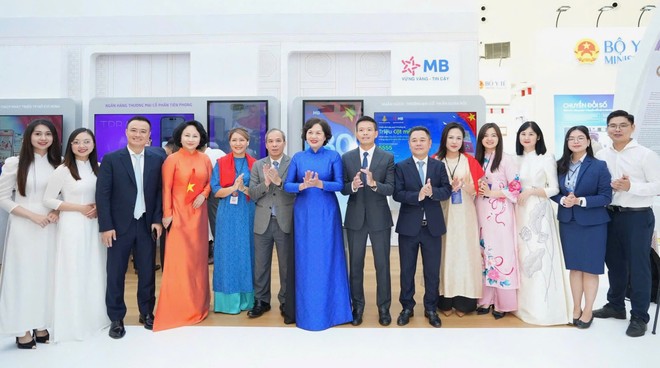 Thống đốc NHNN Nguyễn Thị Hồng chụp ảnh lưu niệm cùng lãnh đạo và cán bộ MB tại Triển lãm “Thành tựu đất nước A80”