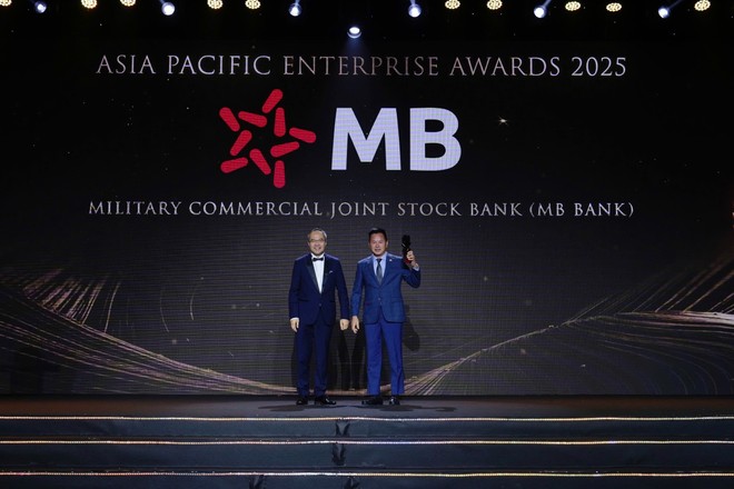 Ông Hà Trọng Khiêm - Phó tổng giám đốc đại diện MB nhận giải thưởng 