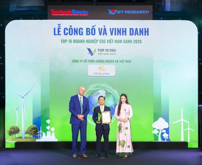 Ông Park Kang Hyun – Tổng giám đốc KBSV nhận giải thưởng tại Lễ trao giải
