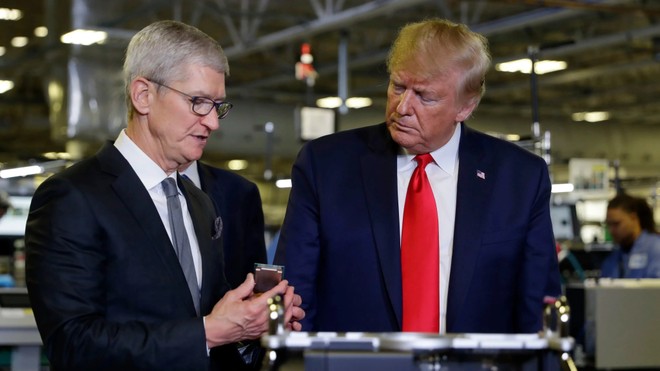 Tổng thống Mỹ Donald Trump đi thăm nhà máy sản xuất của Apple tại Austin với CEO Tim Cook ngày 20/11. Ảnh: AP.