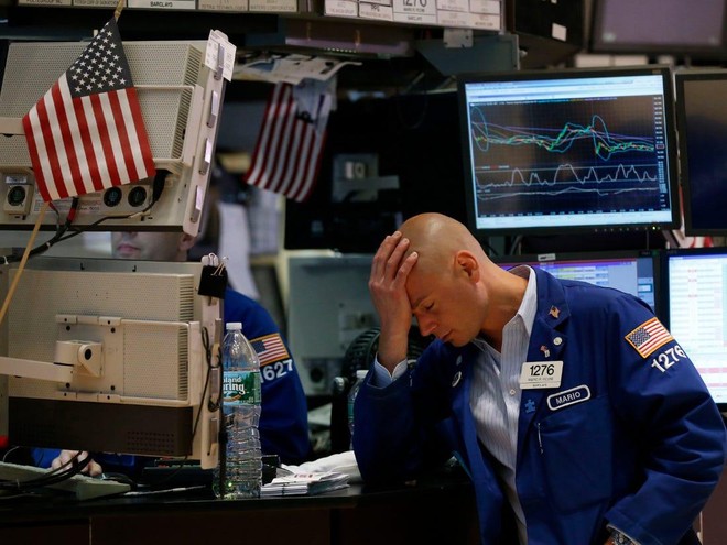 Lo lắng chồng chất, giới đầu tư tháo chạy