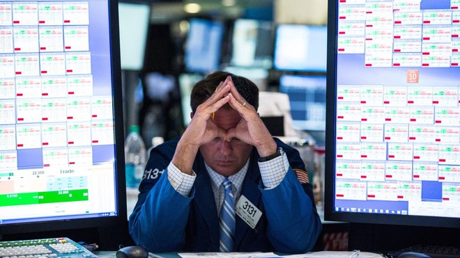 Áp lực đè nặng tâm lý, giới đầu tư tiếp tục thoát hàng