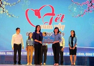Phó tổng giám đốc Agribank Nguyễn Thị Phượng trao tặng 4.000 vé xe 
cho công nhân lao động có hoàn cảnh khó khăn làm việc tại các khu công nghiệp và các nhà máy lớn tại Bình Dương và TP.HCM