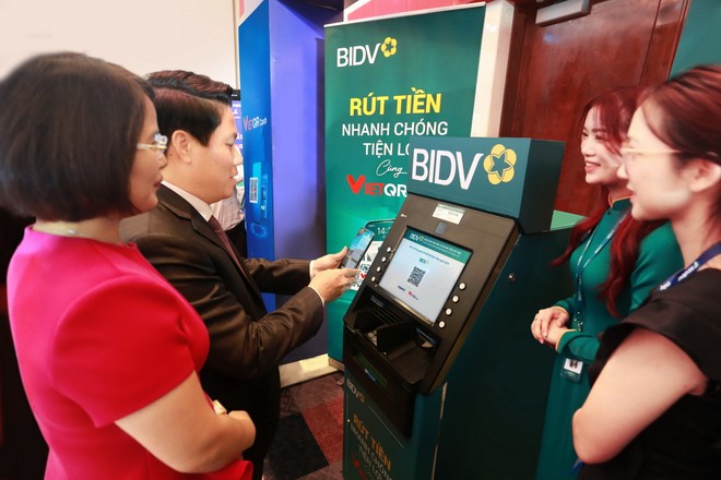 Phó Thống đốc NHNN Phạm Tiến Dũng trải nghiệm dịch vụ VietQRCash tại gian hàng BIDV.