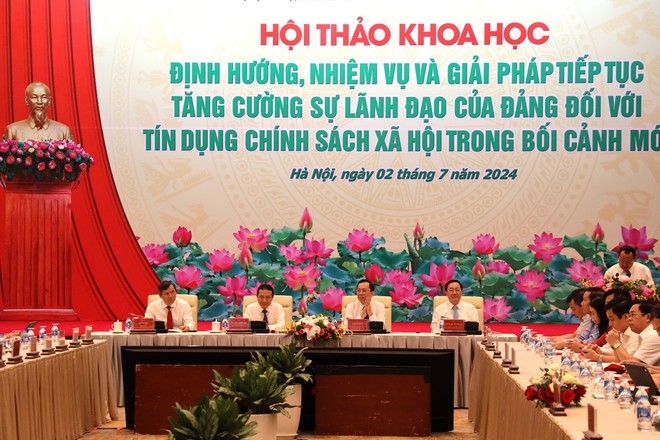 Chủ trì hội thảo (từ bên trái sang): ông Lê Văn Lợi, Phó giám đốc Học viện Chính trị Quốc gia Hồ Chí Minh; ông Nguyễn Hồng Sơn, Phó Trưởng Ban Kinh tế Trung ương; ông Đào Minh Tú, Ủy viên HĐQT NHCSXH, Phó Thống đốc Thường trực Ngân hàng Nhà nước Việt Nam; ông Dương Quyết Thắng, Ủy viên HĐQT, Tổng giám đốc NHCSXH