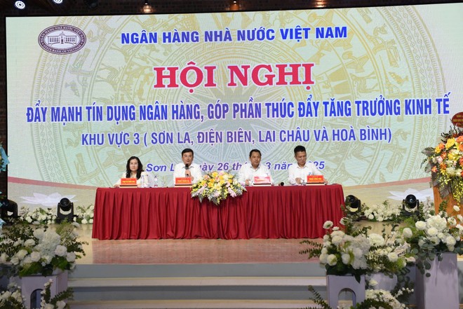 Các lãnh đạo tỉnh Sơn La và ngành ngân hàng điều hành Hội nghị