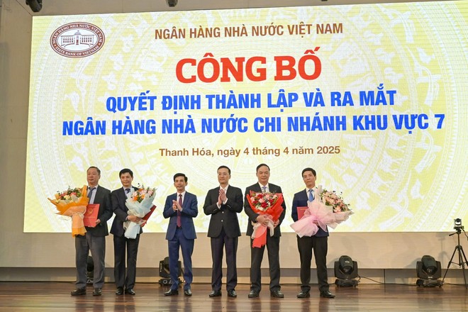 Phó Thống đốc NHNN Phạm Quang Dũng trao quyết định cho Ban lãnh đạo NHNN Khu vực 7