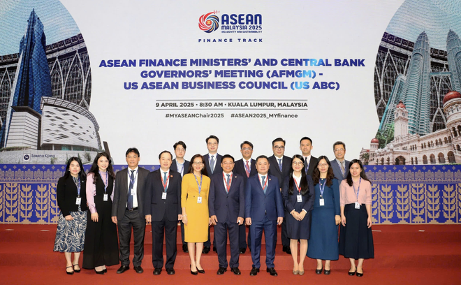 Đoàn Bộ Tài chính và Ngân hàng Nhà nước Việt Nam chụp ảnh lưu niệm tại Hội nghị AFMGM và các sự kiện liên quan