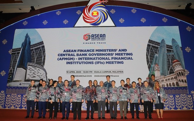 Các Thống đốc NHTW và Bộ trưởng Tài chính ASEAN chụp ảnh lưu niệm tại Hội nghị AFMGM