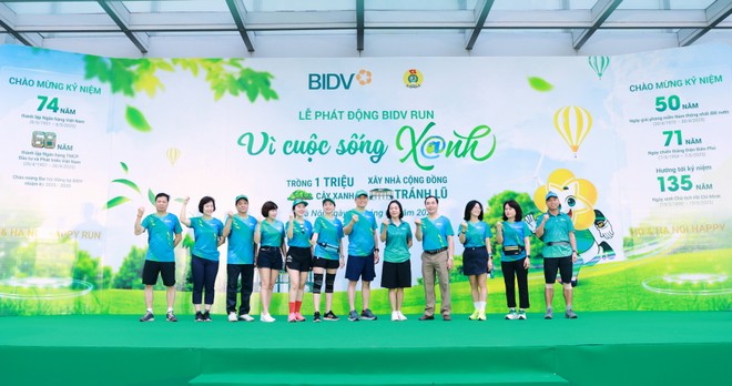 Các lãnh đạo BIDV và khách mời phát động chương trình “BIDV RUN - Vì cuộc sống Xanh” mùa thứ 5 tại Hà Nội sáng ngày 20/4.