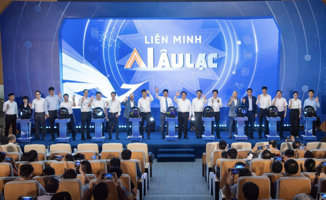 Các thành viên Liên minh AI Âu Lạc thực hiện nghi thức ra mắt trong sự kiện sáng ngày 20/6 