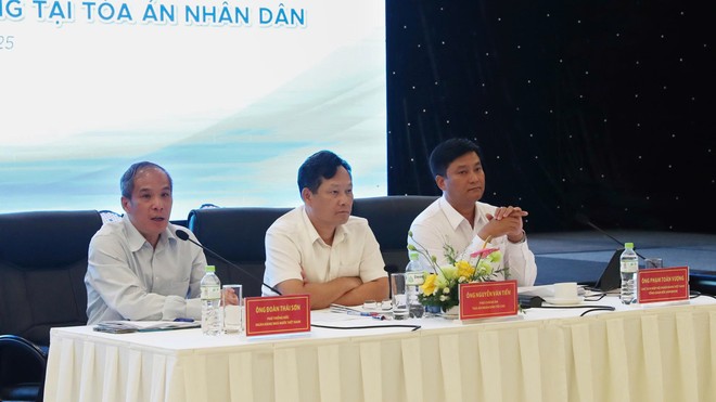 Phó Thống đốc NHNN Đoàn Thái Sơn (bên trái), ông Nguyễn Văn Tiến, Ủy viên Ban Thường vụ Đảng ủy, Phó Chánh án Toà án Nhân dân tối cao (giữa); ông Phạm Toàn Vượng, Chủ tịch Hội đồng Hiệp hội Ngân hàng Việt Nam, Tổng Giám đốc Agribank (bên phải) đồng chủ trì Hội thảo