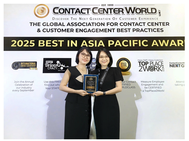 Đại diện lãnh đạo Trung tâm chăm sóc khách hàng BIDV nhận giải thưởng