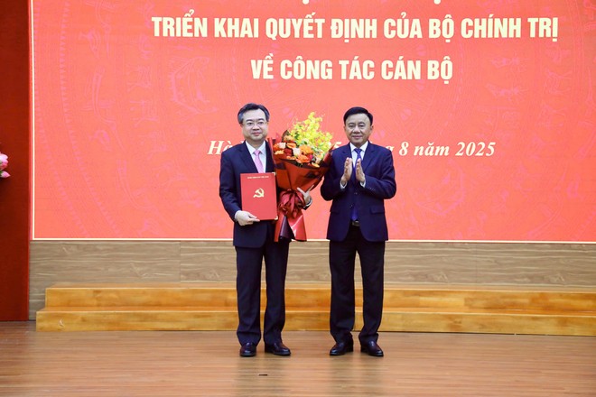 Ông Trần Cẩm Tú, Ủy viên Bộ Chính trị, Thường trực Ban Bí thư đã trao Quyết định của Bộ Chính trị cho tân Trưởng Ban Chính sách, chiến lược Trung ương, Ủy viên Trung ương Đảng Nguyễn Thanh Nghị.
