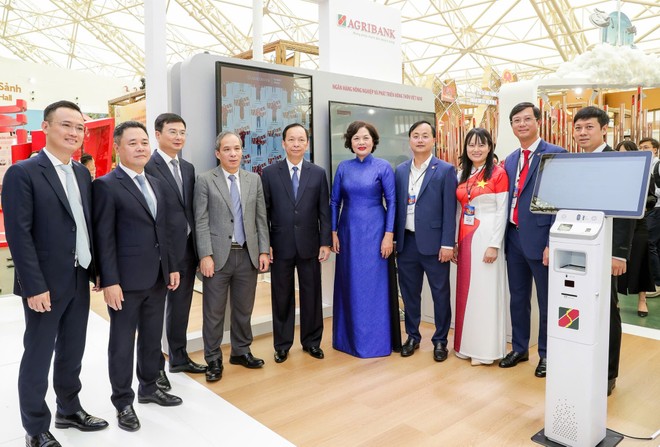 Thống đốc NHNN Nguyễn Thị Hồng và các đại biểu tham quan Gian hàng triển lãm của Agribank