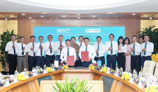 Tổng Giám đốc BIDV Lê Ngọc Lâm và Tổng Giám đốc VIMC Lê Anh Sơn đại diện hai đơn vị ký thỏa thuận