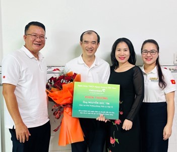 Đại diện Cấp ủy - Ban giám đốc, BCH Công đoàn, BCH Đoàn Thanh niên tặng hoa và khen thưởng tinh thần trách nhiệm của anh Nguyễn Đức Tín.