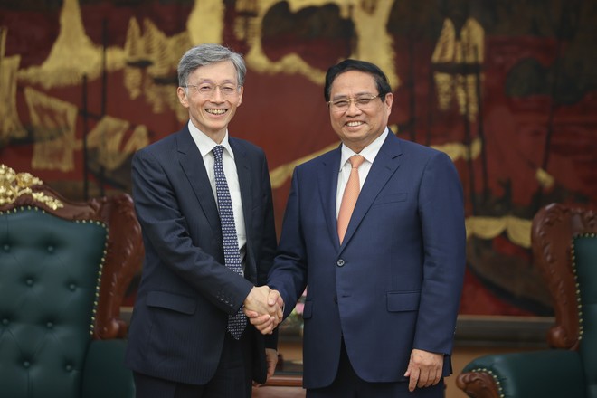 Thủ tướng Phạm Minh Chính và ông Kenji Okamura, Phó tổng giám đốc Quỹ Tiền tệ Quốc tế. Ảnh: VGP/Nhật Bắc