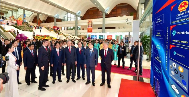 Các vị lãnh đạo cao cấp thăm khu vực trưng bày và nghe ông Phan Đức Trung chia sẻ về Mạng Dịch vụ Đa chuỗi Blockchain Việt Nam (VBSN). 