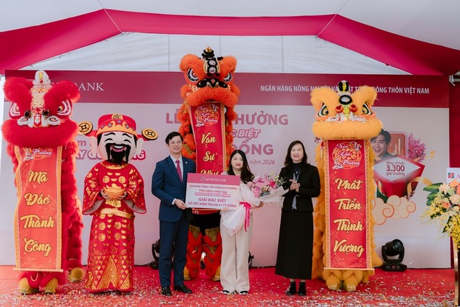 Ông Đỗ Đức Thành, Phó Tổng Giám đốc Agribank và Bà Nguyễn Thị Dung, Giám đốc NHNN Chi nhánh Khu vực 6 trao giải cho khách hàng Bùi Thị Lan