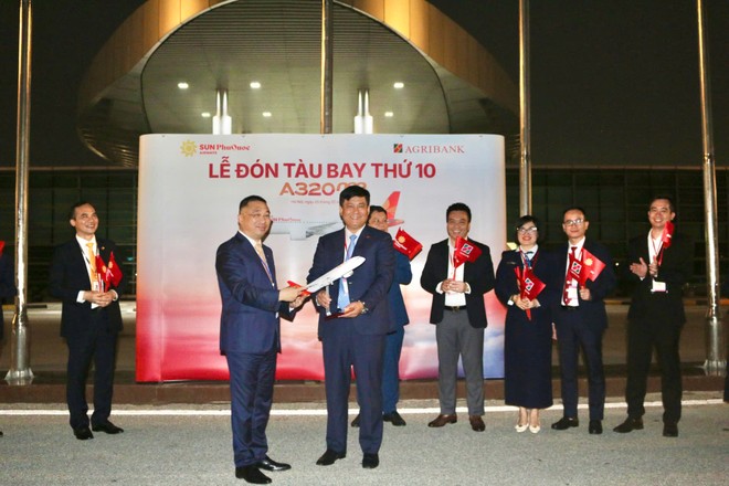Ông Phạm Toàn Vượng, Thành viên HĐTV, Tổng giám đốc Agribank nhận mô hình máy bay tượng trưng từ đại diện hãng bay tại Lễ đón tàu bay
