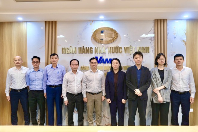 Ông Trần Trung Dũng, Chủ tịch Hội đồng thành viên (thứ 5 từ trái sang) cùng Ban Lãnh đạo VAMC và bà Song Euneui, Phó giám đốc Quốc gia KOICA Việt Nam (thứ 4 từ phải sang) cùng các lãnh đạo KOICA.