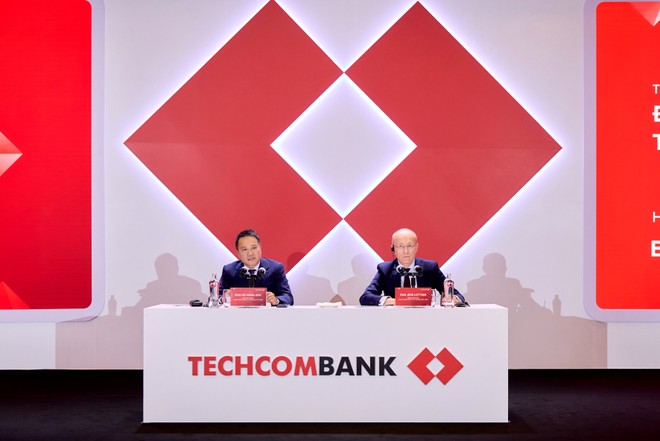 Chủ tịch HĐQT Techcombank Hồ Hùng Anh và Tổng giám đốc Jens Lottner điều hành phiên thảo luận 