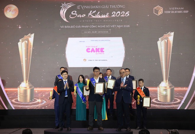 Đại diện Ngân hàng số Cake nhận Giải thưởng Sao Khuê 2026
