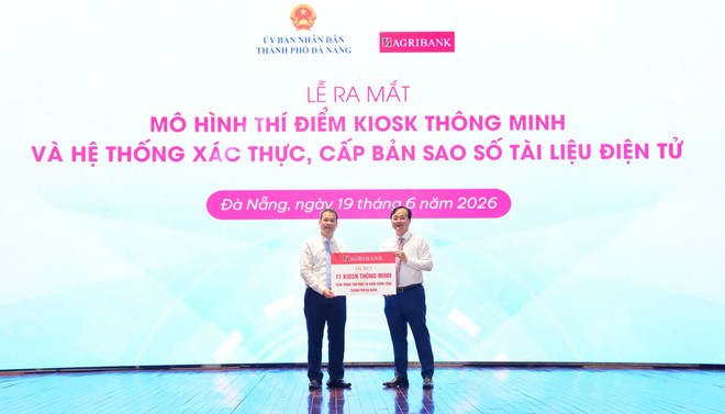 Ông Tô Huy Vũ, Chủ tịch Hội đồng thành viên Agribank trao biểu trưng tài trợ 11 Trạm dịch vụ công số phục vụ người dân thành phố Đà Nẵng