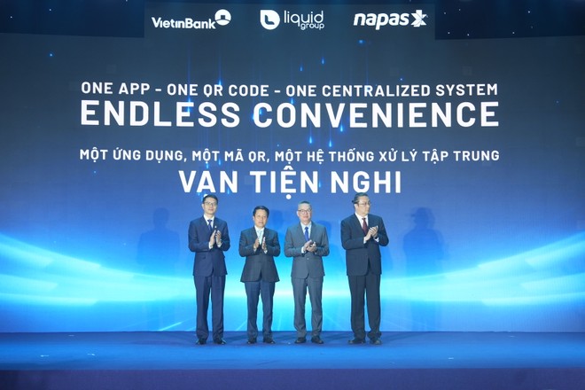 Ông Phạm Tiến Dũng, Phó Thống đốc Ngân hàng Nhà nước Việt Nam (thứ 2 từ trái sang), ông Nguyễn Quang Hưng, Chủ tịch HĐQT NAPAS (đầu tiên bên trái), ông Trần Minh Bình, Chủ tịch HĐQT VietinBank (thứ hai từ phải sang), ông Jeremy Tan, Tổng giám đốc Liquid Group (đầu tiên bên phải) tại Lễ kết nối thanh toán QR giữa Việt Nam và Singapore sáng ngày 2/7/2026