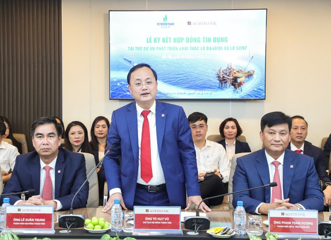 Tham dự Lễ ký kết, về phía Agribank có ông Tô Huy Vũ - Chủ tịch Hội đồng thành viên (đứng); ông Phạm Toàn Vượng - Thành viên Hội đồng thành viên, Tổng Giám đốc (ngồi bên phải) cùng các thành viên Ban lãnh đạo