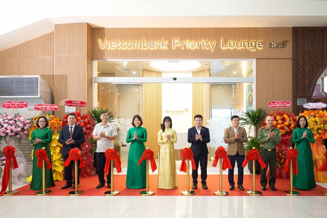 Đại diện lãnh đạo Vietcombank, CIAS và các cơ quan, đơn vị tại Cảng hàng không quốc tế Cam Ranh thực hiện nghi thức cắt băng khai trương Vietcombank Priority Lounge Cam Ranh 