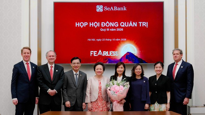 Bà Trần Thị Thanh Thủy, Chủ tịch HĐQT SeABank (người cầm hoa)