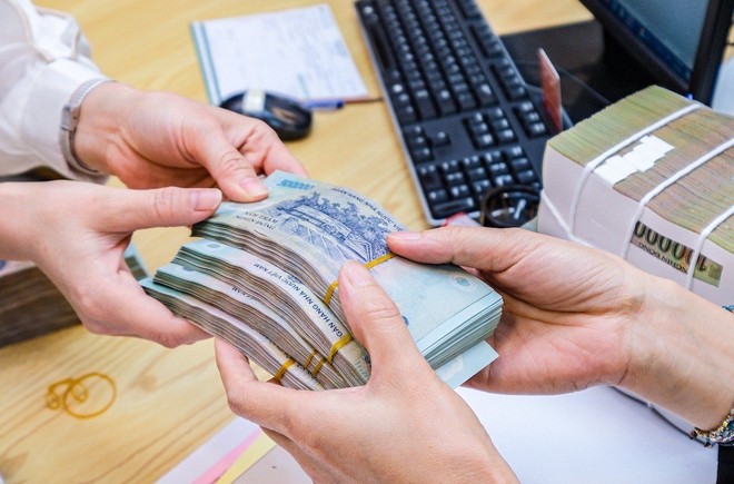 Cho rằng chưa đủ điều kiện bãi bỏ mức lương cơ sở và hệ số lương, Chính phủ vừa đề xuất từ 1/7/2024 tăng lương cơ sở từ 1,8 triệu đồng lên 2,34 triệu đồng (Ảnh minh hoạ)