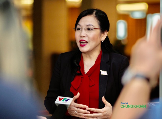 Bà Nguyễn Thanh Hải, Bí thư Tỉnh uỷ kiêm Trưởng đoàn Đại biểu Quốc hội tỉnh Thái Nguyên trong một lần trả lời phỏng vấn báo chí bên hành lang Quốc hội (Ảnh: M.Minh)