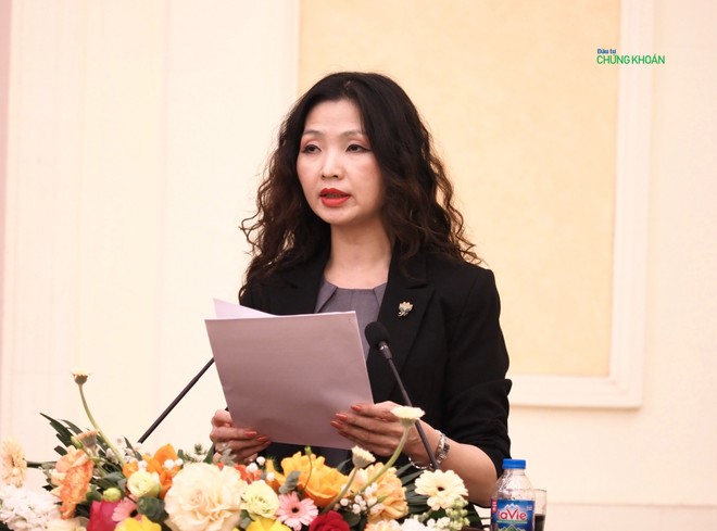 Bà Đỗ Thị Phong Lan, Phó Vụ trưởng Vụ Tổ chức cán bộ, Bộ Xây dựng thông tin tại buổi họp báo (Ảnh: M.Minh)