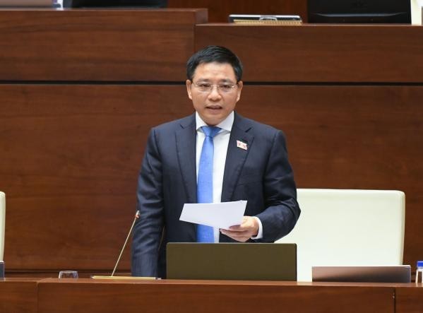 Bộ trưởng Bộ Tài chính Nguyễn Văn Thắng trả lời chất vấn của đại biểu Quốc hội sáng 19/6 (Ảnh: QH)