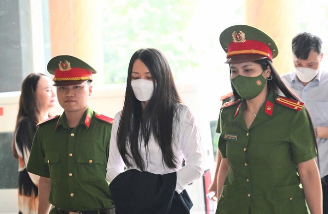 Bị cáo Trịnh Thị Thuý Nga (Phó tổng giám đốc Công ty Chứng khoán BOS, em gái ông Quyết) được dẫn giải tới phiên tòa phúc thẩm sáng 17/6.