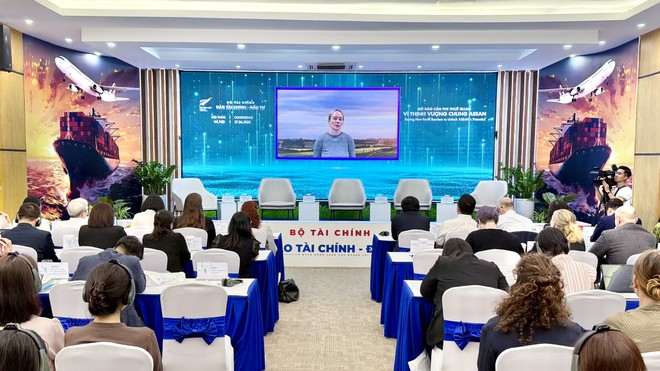 Bà Justine Aroll - Giám đốc điều hành chiến lược thương mại tại Fonterra trình bày tham luận tại Hội thảo sáng 27/6 bằng hình thức trực tuyến từ New Zealand (Ảnh: Chí Cường)