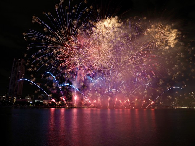 Màn trình diễn pháo hoa với chủ đề "Hòa ca ánh sáng - Khai mở tương lai" của đội pháo hoá Martarello Group S.R.L đến từ nước Ý tại DIFF 2025 đêm 28/6 (Ảnh: H. Yến)