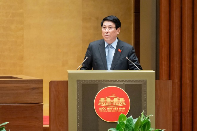 Chủ tịch nước Lương Cường trình bày Báo cáo tổng kết công tác nhiệm kỳ 2021-2026 trước Quốc hội chiều 20/10 (Ảnh: quochoi.vn)