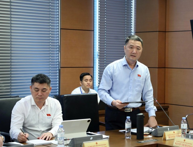 Đại biểu Bùi Văn Mạnh (đoàn Ninh Bình) phát biểu tại tổ sáng 20/4